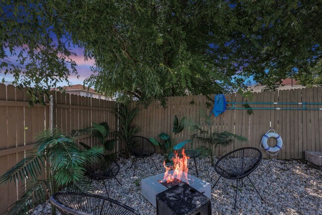 Building Photo - 708 Azalea Dr