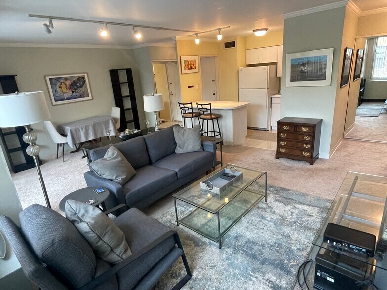 Building Photo - 30 E Elm St