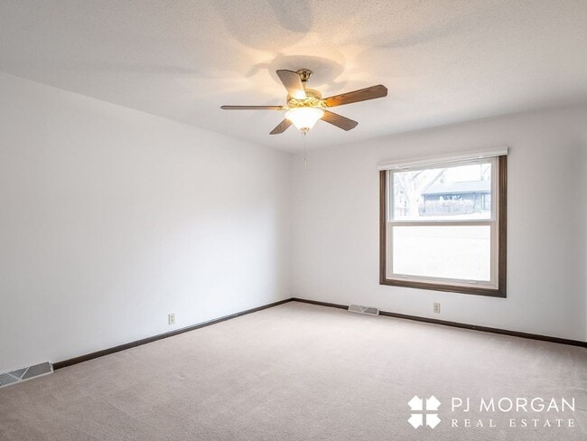 Building Photo - 3 Bed 3 Bath Duplex - Available now