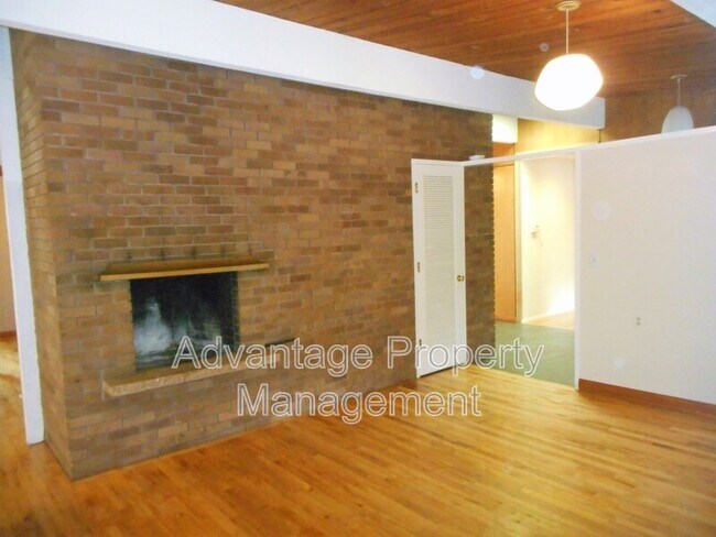 Building Photo - 3245 NW Norwood Dr