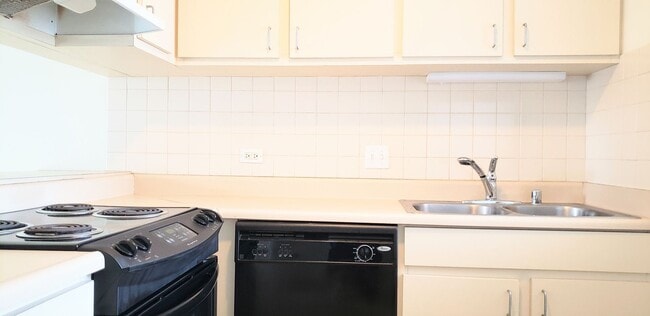 Building Photo - Summer Palace, Ala Moana, 1 Bedroom 1 Bathroom 1 Covered Parking Condominium Ocean View