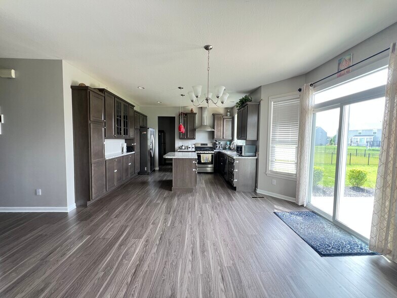 Building Photo - 2418 Silver Rose Dr