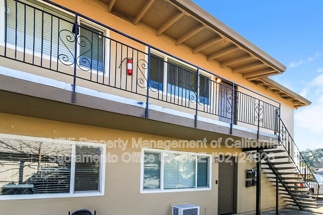 Building Photo - 130 Elm St