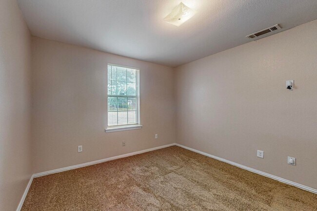 Building Photo - Charming 3-Bedroom Home on Treed Cul-de-Sa...