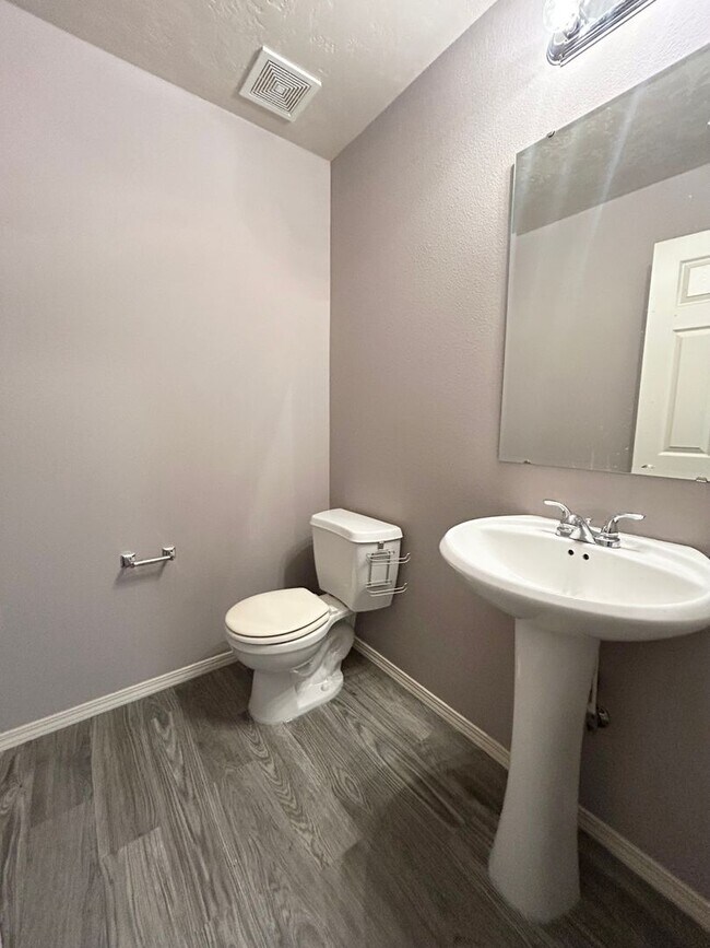 Building Photo - Modern Layout, Private Backyard, Prime Location |3 bed 2.5 bath Home in Nampa