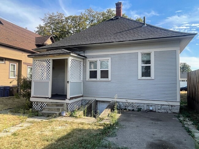 Building Photo - 1410 W Spofford Ave