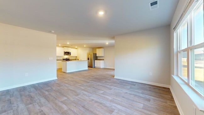Building Photo - 4 bedroom Home in WATERSIDE!