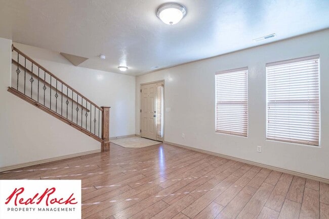 Building Photo - Beautiful 3 bedroom, 2.5 bathroom Townhome...