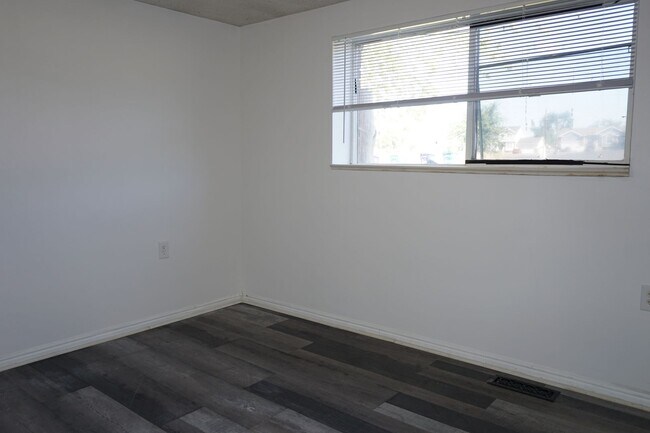 Building Photo - 117 W 250 N
