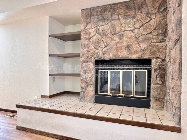 Building Photo - 715 Julian Cir