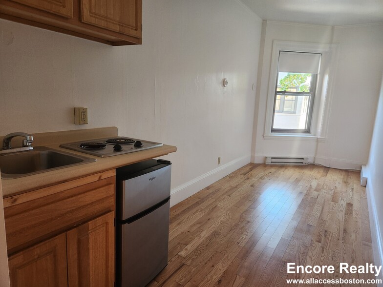 Building Photo - 1061 Beacon St