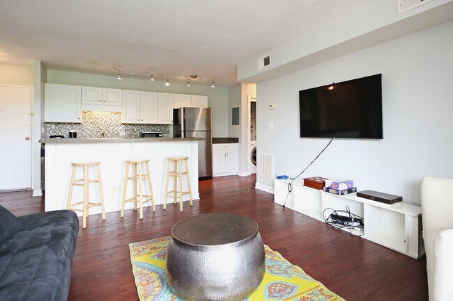 Building Photo - Furnished Condo Convenient to UVA Grounds ...