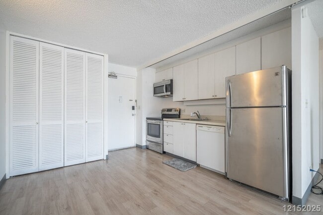 Building Photo - 1655 Makaloa St