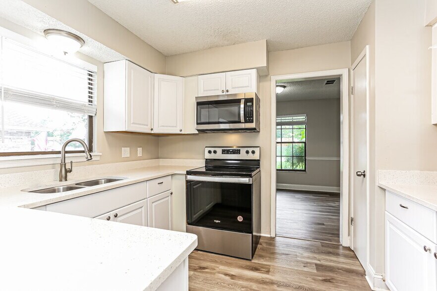 Building Photo - 2553 Sandlewood Cir