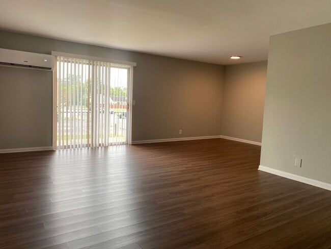 Building Photo - 2 Bedroom Unit was recently renovated. Liv...