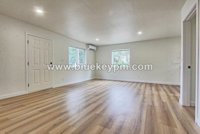 Building Photo - 1 Bed, 1 Bath Duplex Unit on Main Street in Washougal