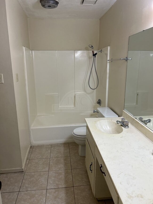 Building Photo - 1003 Eastside Dr