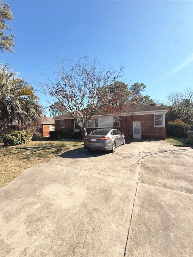 Building Photo - 937 E Ave