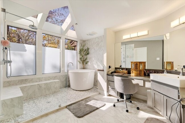 Building Photo - 201 Vanderpool Ln