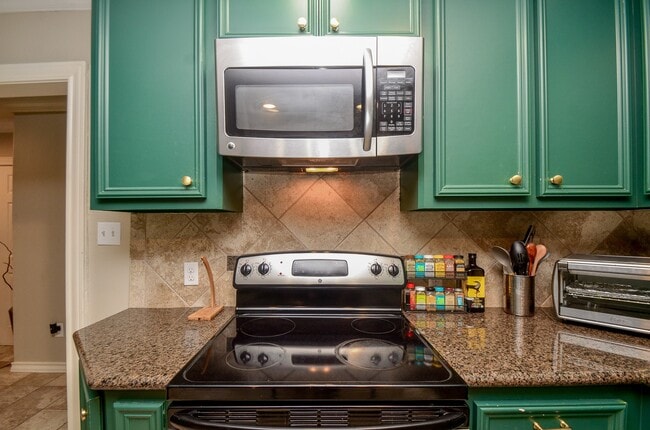 Building Photo - 4315 Fernwood Dr