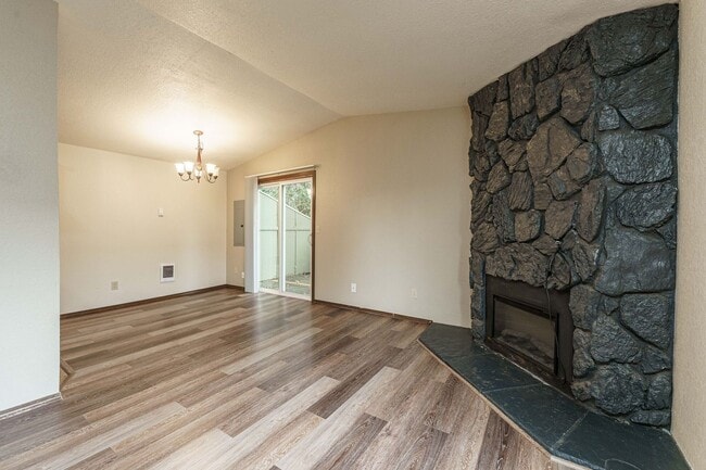 Building Photo - 2 Bedroom 2 Bath with single car garage