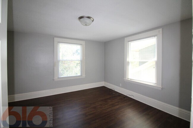 Building Photo - 241 Valley Ave NW