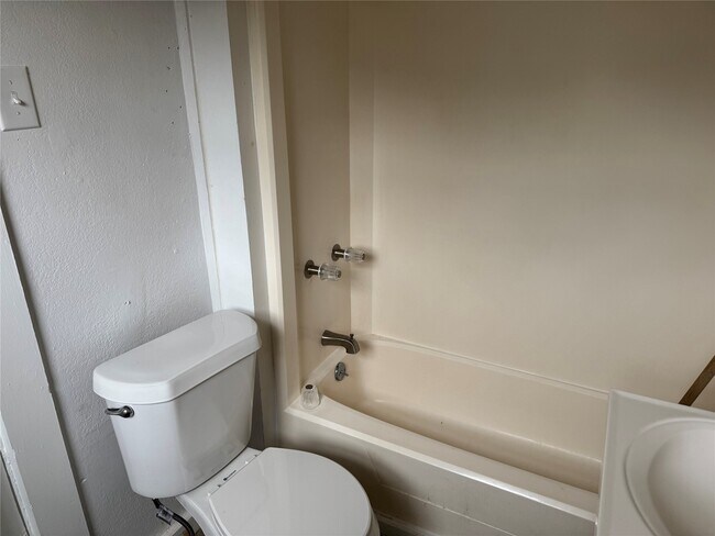 Building Photo - 1610 W Sidnor St