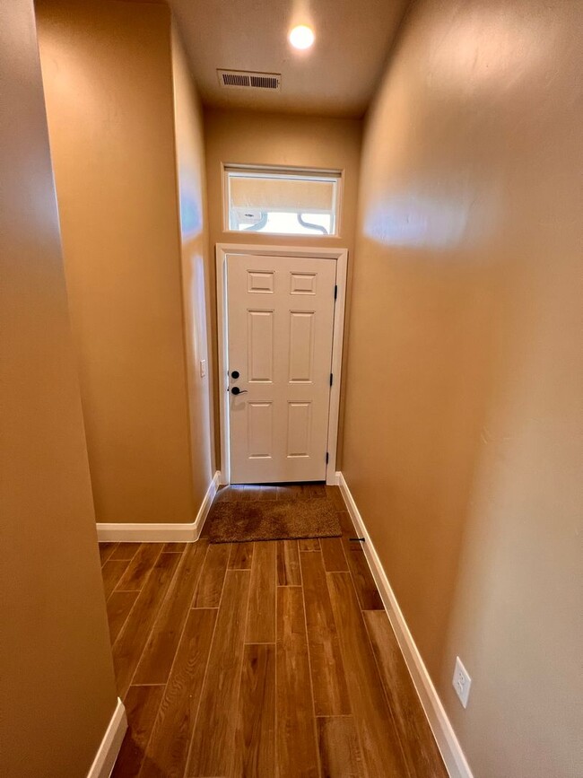 Building Photo - Townhome in Hurricane