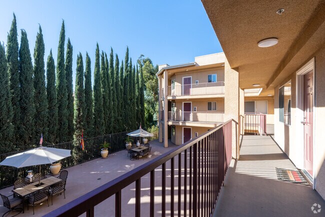 Inner Courtyard - Yaya Valerio Apartments