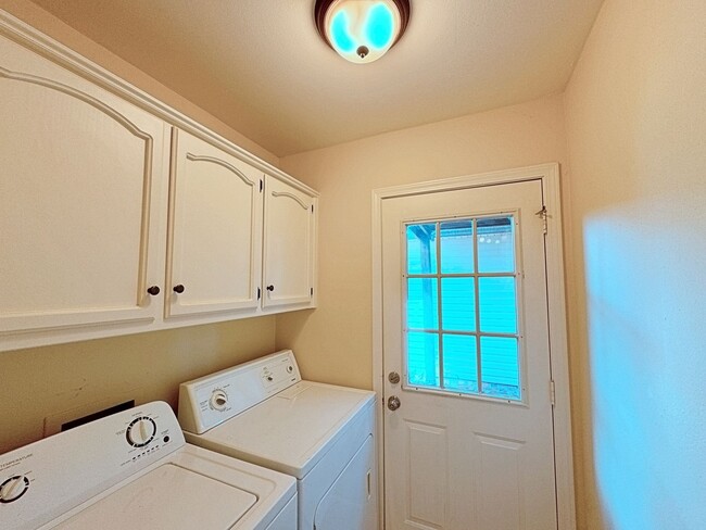 Building Photo - Custom Remodeled Townhome off Jefferson Hwy