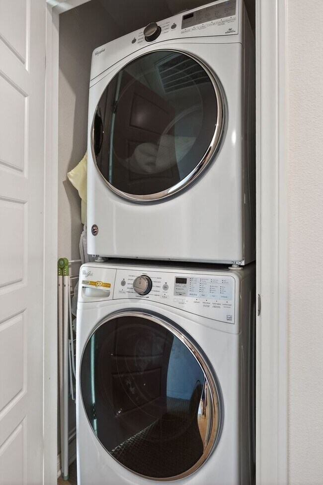 Building Photo - 3-Bed + 3.5-Bath Townhouse | Springville | Camarillo | Unfurnished