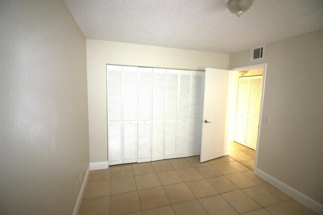 Building Photo - 1513 Lake Crystal Dr