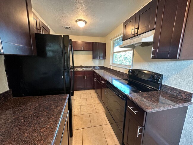 Building Photo - 3/1 2nd Story Duplex - Newly Updated!