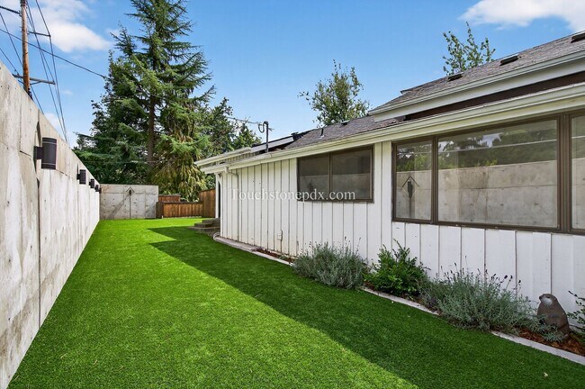 Building Photo - 4.5 Acre Dream Home in Oregon City Awaits