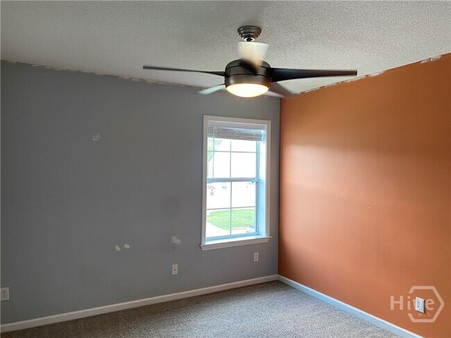 Building Photo - 10 Bushwood Dr