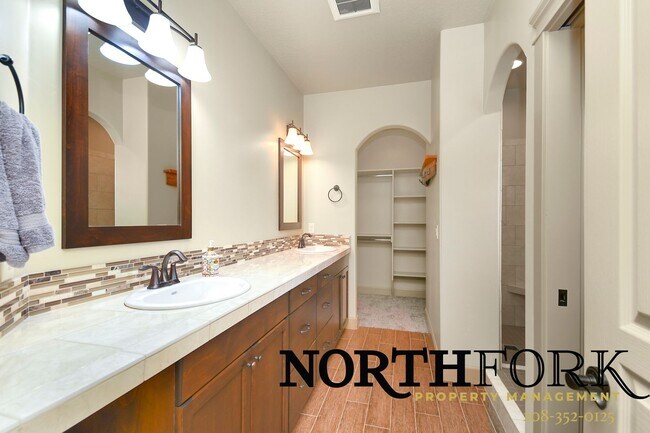 Building Photo - Desirable Star Home Coupled with Convenience