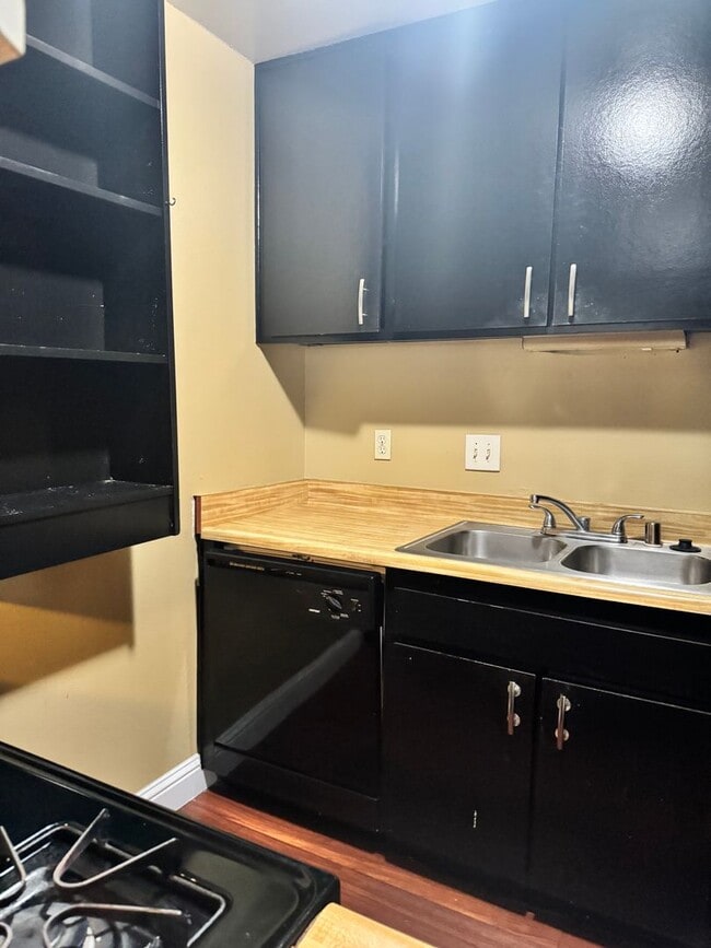 Building Photo - 4814 E Rialto Ave