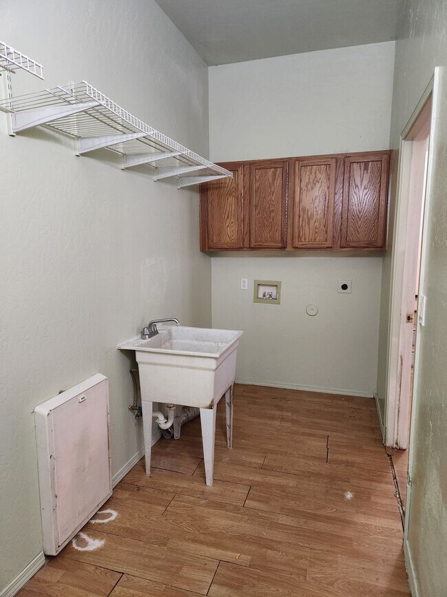 Building Photo - 93 S Rainbow Dr