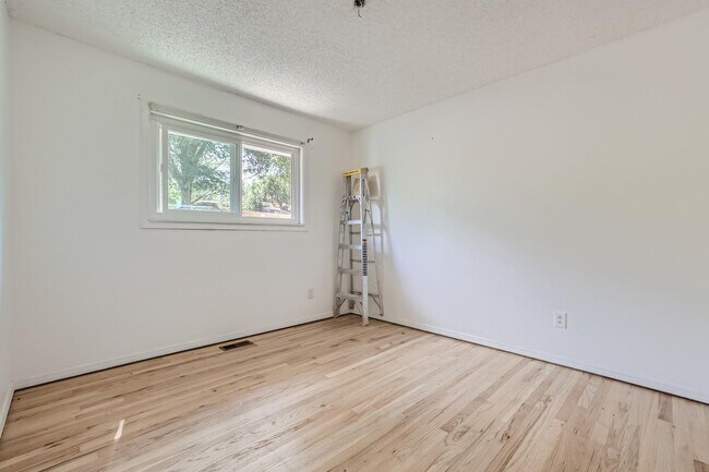 Building Photo - 6975 Metropolitan St