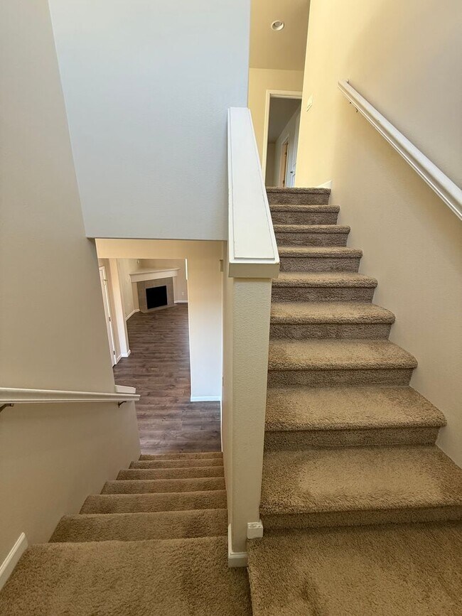 Building Photo - Spacious Modern Puyallup Home