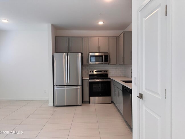 Building Photo - 2819 W Red Fox Rd