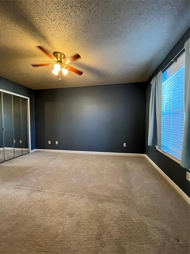 Building Photo - 5906 Green Acres