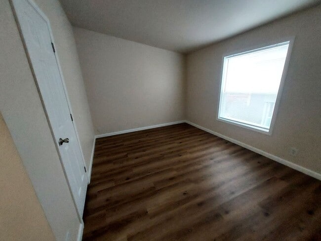 Building Photo - Available Now 3 bedroom, 2bath!!