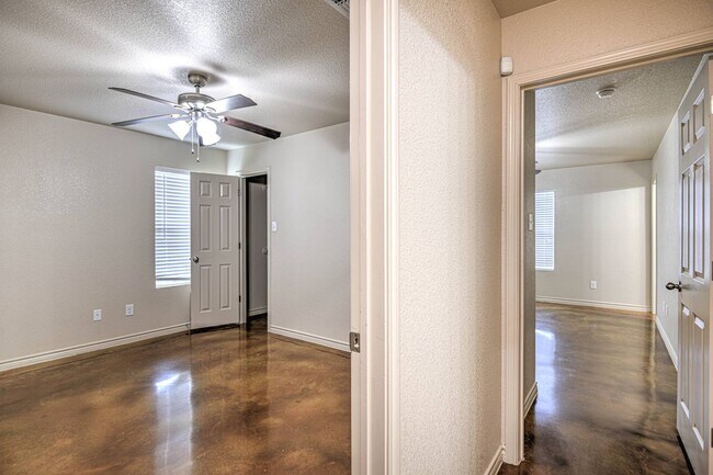 Building Photo - 1607 Powder River Dr APT A