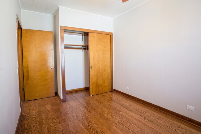 Building Photo - 2440 W Cuyler Ave