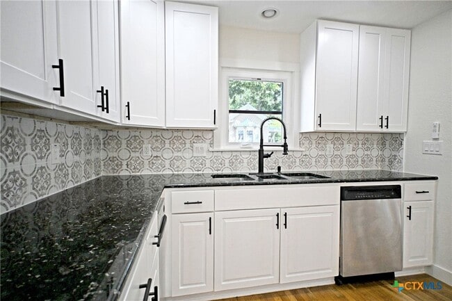 Building Photo - 456 Magazine Ave