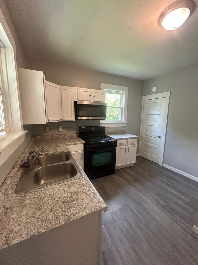 Building Photo - 3 Bedroom 1 Bath House in Davenport