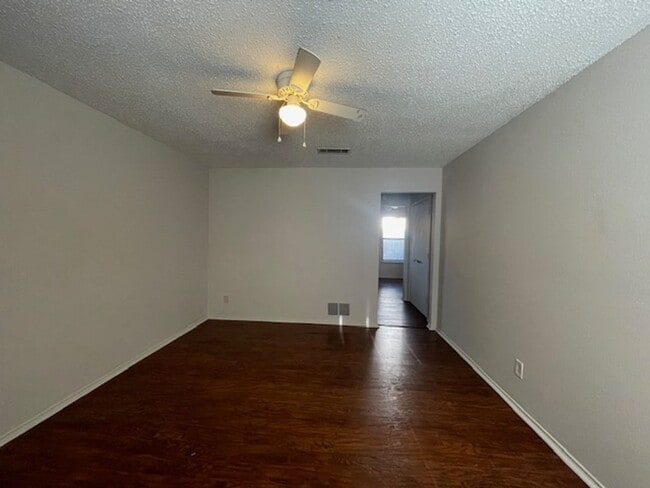 Building Photo - 221 Meadow Ct