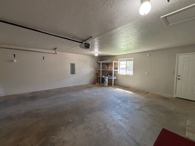 Building Photo - SPACIOUS REMODELED HOME FOR RENT!