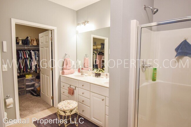 Building Photo - 2 br, 2 bath House - 3031 Grand Ave #214